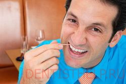 использование зубочистки