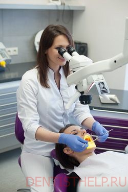 как проводится лечение зубов под микроскопом